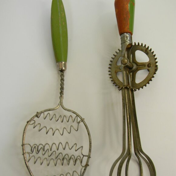Vintage 1923 Patent A&J Hand Crank Egg Beater Green Wood Handle – Matching Wisk - Picture 2 of 8
